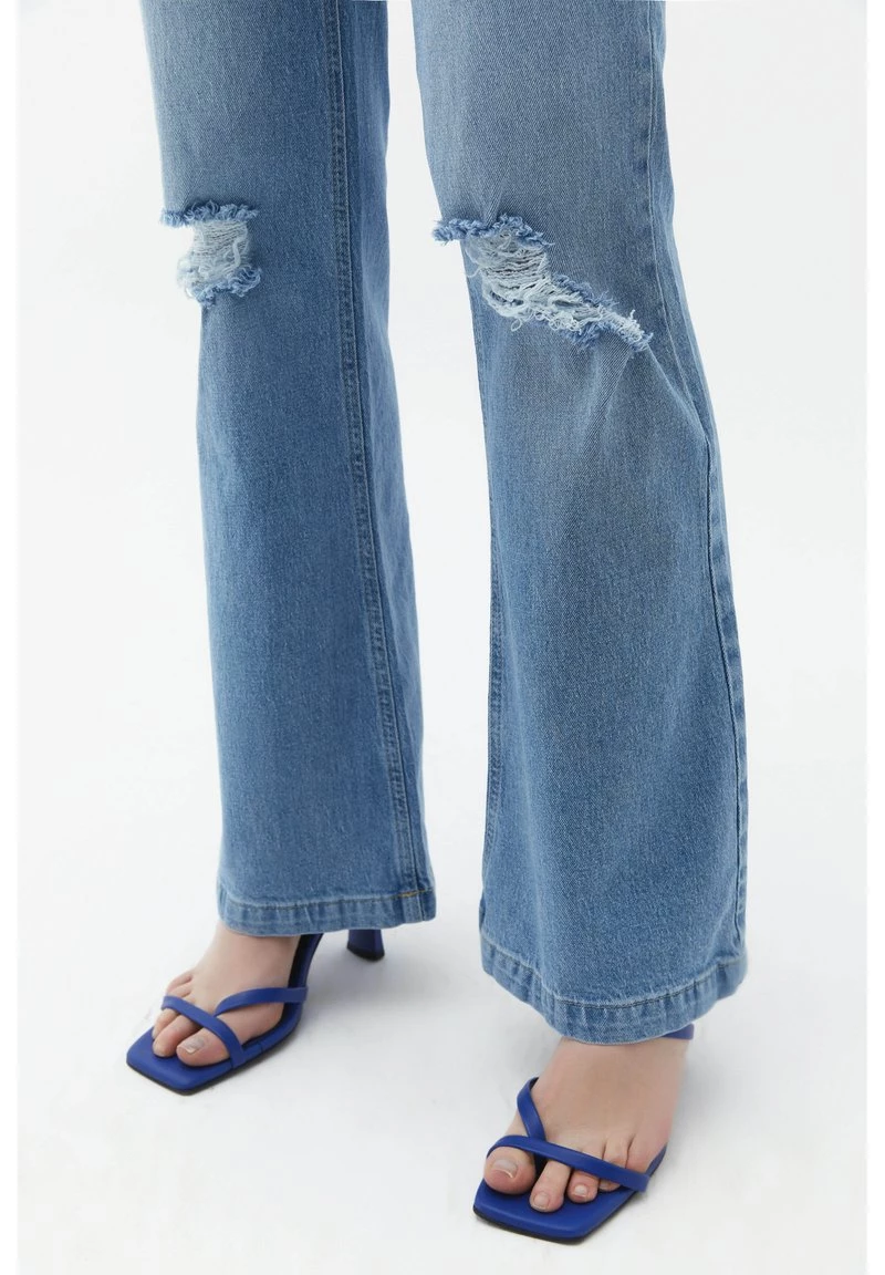 OXXO Donna MIT MITTLERER TAILLENFORM - Jeans A Zampa - Light Denim 6 OXXO Donna MIT MITTLERER TAILLENFORM - Jeans A Zampa - Light Denim - immagine 4