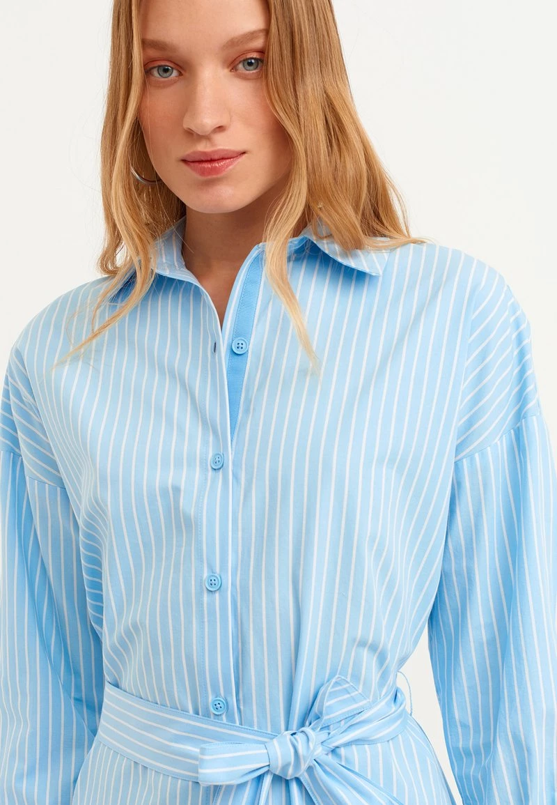 OXXO Donna Abito A Camicia - Placid Blue Stripe 6 OXXO Donna Abito A Camicia - Placid Blue Stripe - immagine 4