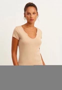 OXXO Donna MIT STYLISCHEM AUSSCHNITT DETAIL - T-shirt Basic - Beige