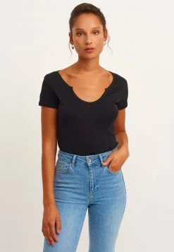 OXXO Donna MIT STYLISCHEM AUSSCHNITT DETAIL - T-shirt Basic - Black -Negozio al dettaglio Oxxo 326f743d3ef94974bd7c3e4629968504