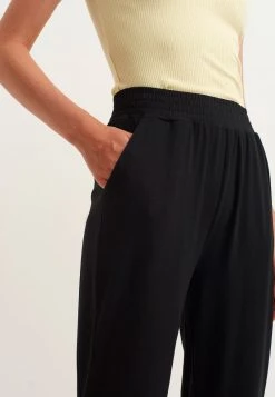 OXXO Donna FLIESSENDER - Pantaloni Sportivi - Black 9 OXXO Donna FLIESSENDER - Pantaloni Sportivi - Black -Negozio al dettaglio Oxxo 504d12a9fb7b4e719b767ccfa1d03826