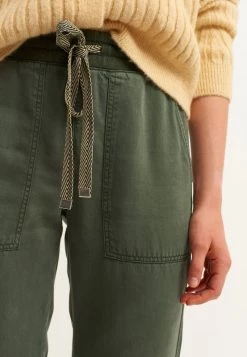 OXXO Donna MIT BINDEDETAIL - Pantaloni Sportivi - Antik Olive Leaf -Negozio al dettaglio Oxxo 592abdf27d884458b522212eff24ab5c