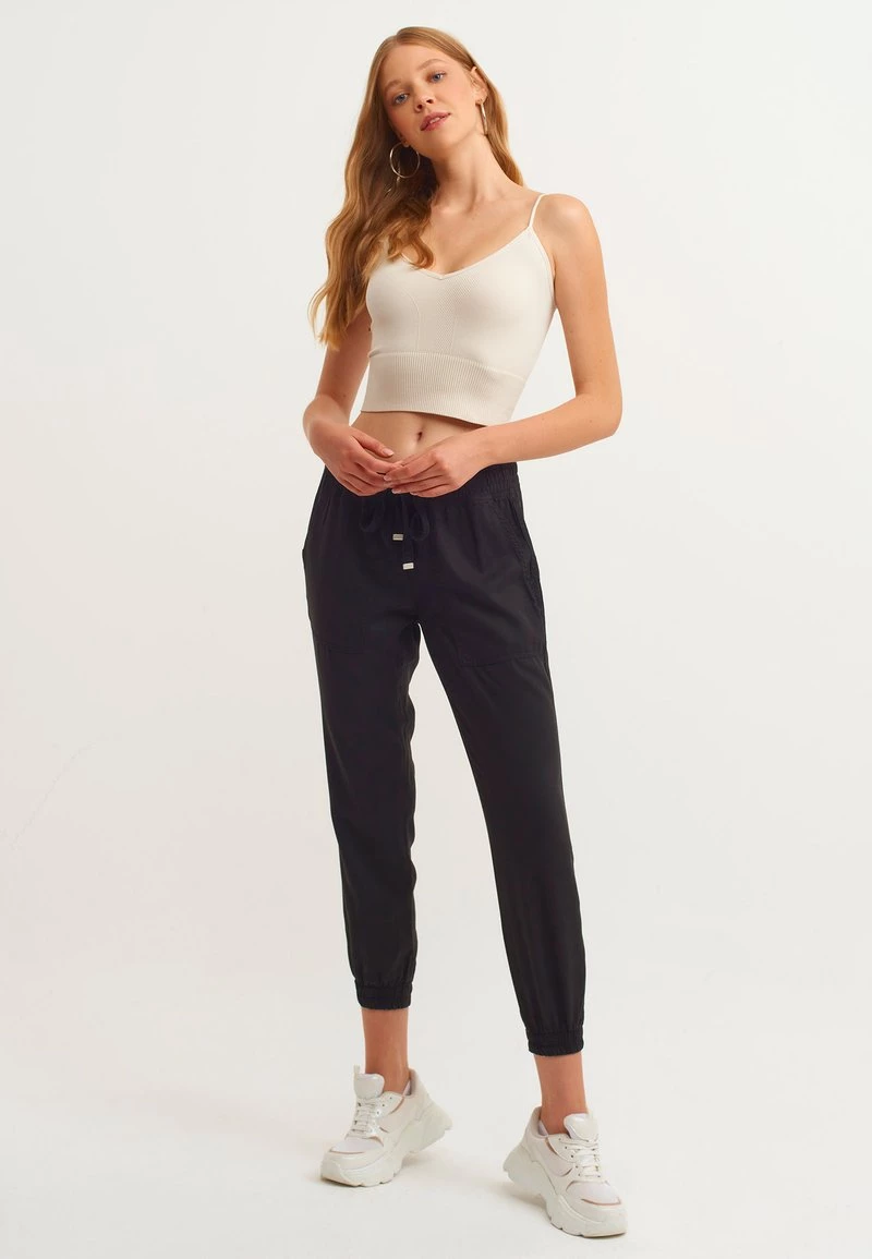 OXXO Donna MIT ENGEN HOSENBÜNDCHEN - Pantaloni Sportivi - Black 4 OXXO Donna MIT ENGEN HOSENBÜNDCHEN - Pantaloni Sportivi - Black - immagine 2