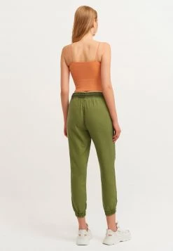 OXXO Donna MIT ENGEN HOSENBÜNDCHEN - Pantaloni Sportivi - Antik Lichen -Negozio al dettaglio Oxxo 753123149e71481a8b979b9cda701128