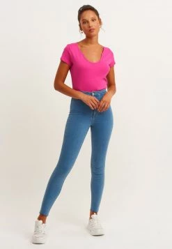 OXXO Donna MIT STYLISCHEM AUSSCHNITT DETAIL - T-shirt Basic - Neon Pink -Negozio al dettaglio Oxxo 76c6c0ca585244769a5b065a3954ce69