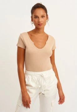 OXXO Donna MIT STYLISCHEM AUSSCHNITT DETAIL - T-shirt Basic - Beige -Negozio al dettaglio Oxxo 7954524cd1b24161aeb0f066ffd69fcd