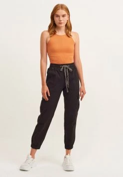 OXXO Donna MIT ENGEN BEINABSCHLÜSSEN - Pantaloni Cargo - Black -Negozio al dettaglio Oxxo 9c32007bdbf749fa95293a9b038420bc