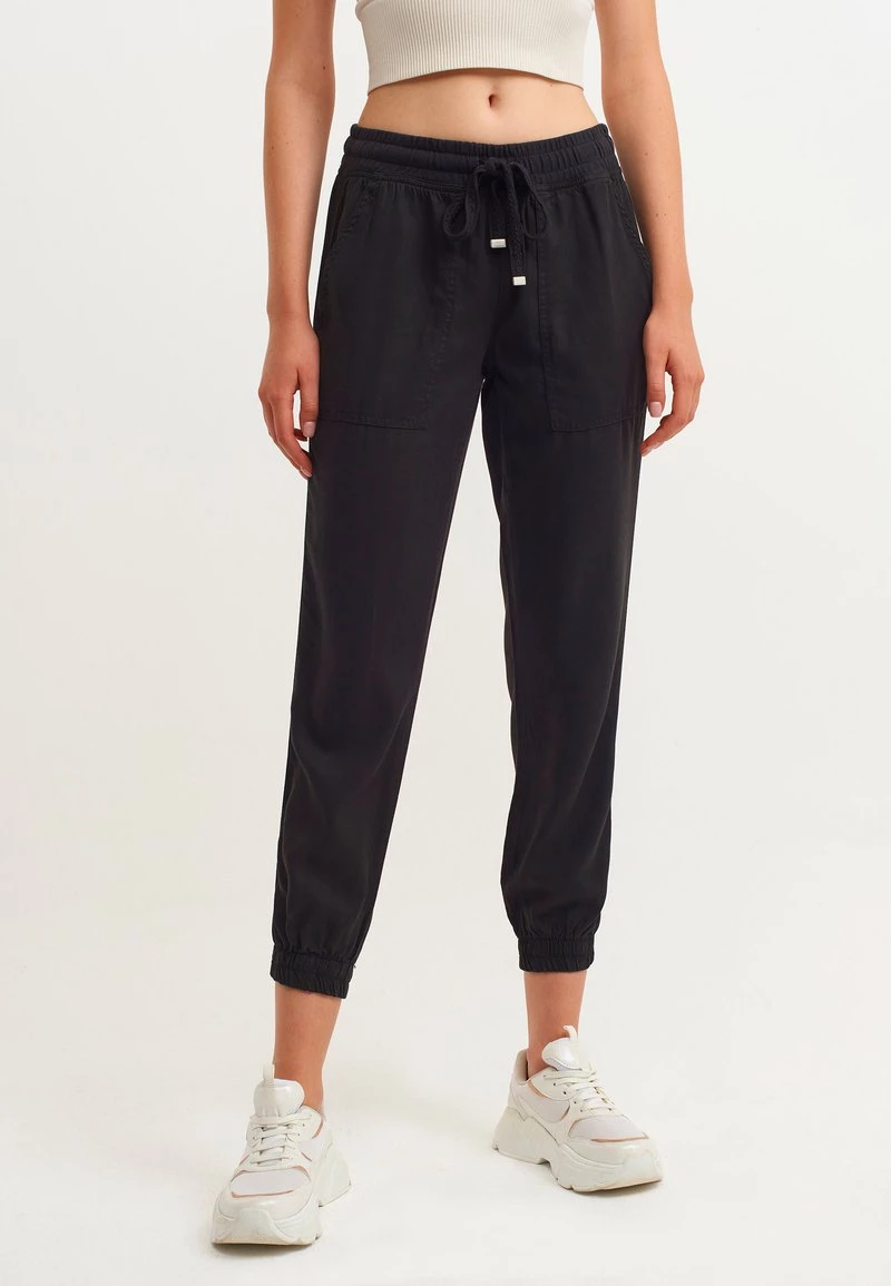 OXXO Donna MIT ENGEN HOSENBÜNDCHEN - Pantaloni Sportivi - Black 3 OXXO Donna MIT ENGEN HOSENBÜNDCHEN - Pantaloni Sportivi - Black