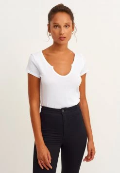 OXXO Donna MIT STYLISCHEM AUSSCHNITT DETAIL - T-shirt Basic - White -Negozio al dettaglio Oxxo b21399725a084fb184e562f935e7069e