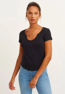 OXXO Donna MIT STYLISCHEM AUSSCHNITT DETAIL - T-shirt Basic - Black