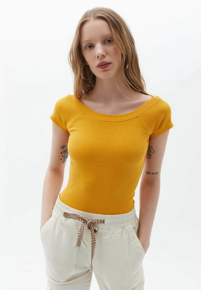 OXXO Donna MIT WEITEM AUSSCHNITT - T-shirt Basic - Mineral Yellow 3 OXXO Donna MIT WEITEM AUSSCHNITT - T-shirt Basic - Mineral Yellow