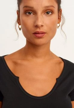 OXXO Donna MIT STYLISCHEM AUSSCHNITT DETAIL - T-shirt Basic - Black -Negozio al dettaglio Oxxo d0241d8694874437be1b5e3927db3530