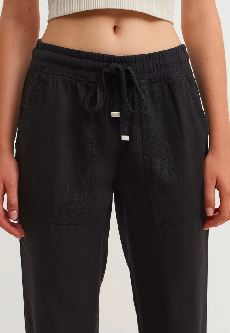 OXXO Donna MIT ENGEN HOSENBÜNDCHEN - Pantaloni Sportivi - Black 6 OXXO Donna MIT ENGEN HOSENBÜNDCHEN - Pantaloni Sportivi - Black - immagine 4