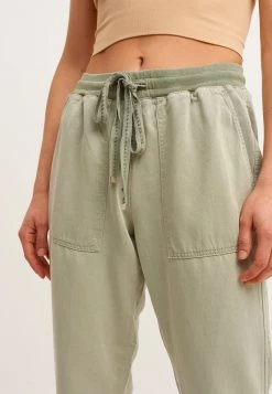 OXXO Donna MIT BINDEDETAIL - Pantaloni Sportivi - Antik Seagrass -Negozio al dettaglio Oxxo e24c83456ef443309859d7598e8c693f