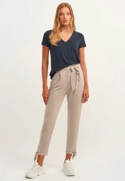 OXXO Donna MIT V AUSSCHNITT - T-shirt Basic - Black -Negozio al dettaglio Oxxo f698b97d527c4591b7b152ed337013dd